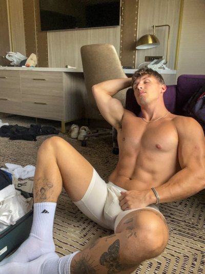 Watch Zac's leaked NSFW photo on TwXstars