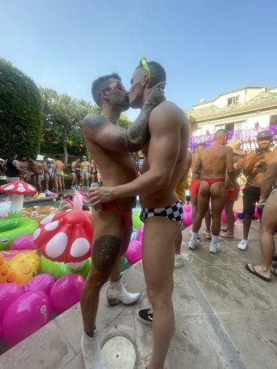 Watch Leo & Max's leaked NSFW photo on TwXstars