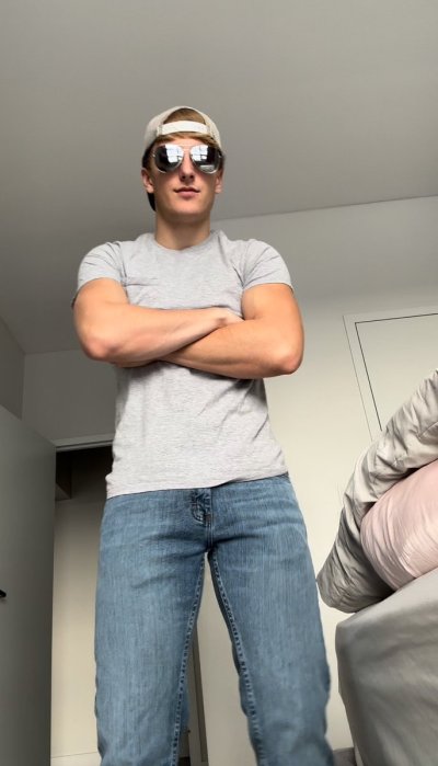 Watch Loganwallcb (18+)'s leaked NSFW photo on TwXstars