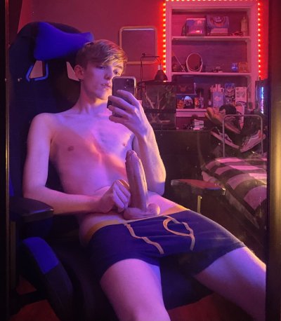 Watch Adam Reid's leaked NSFW photo on TwXstars