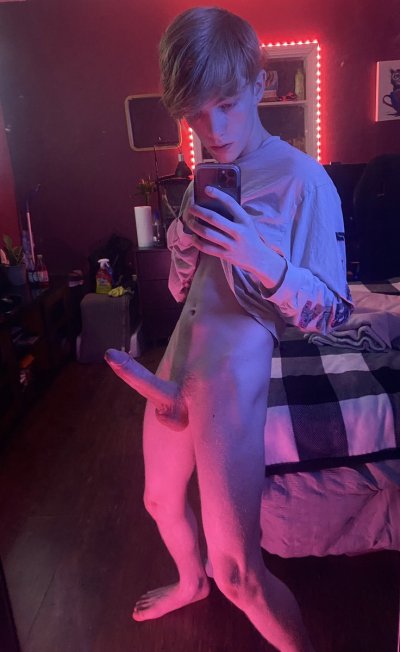 Watch Adam Reid's leaked NSFW photo on TwXstars