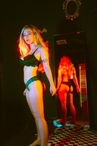 Watch Leah's leaked NSFW photo on TwXstars