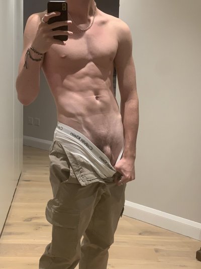 Watch Nick Bates's leaked NSFW photo on TwXstars