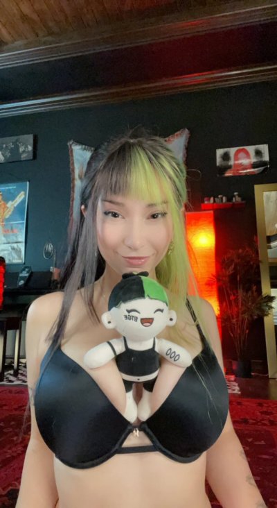 Watch Leah's leaked NSFW photo on TwXstars