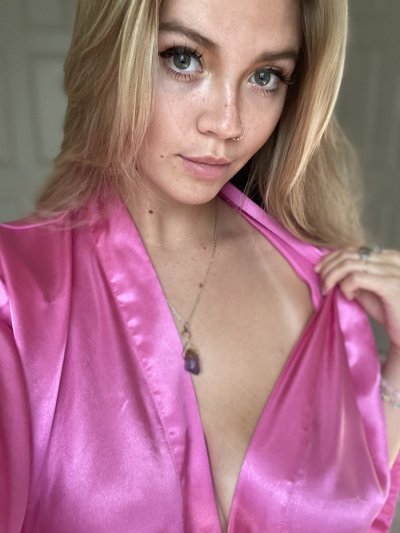 Watch Angie Faith's leaked NSFW photo on TwXstars