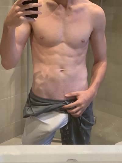 Watch Nick Bates's leaked NSFW photo on TwXstars