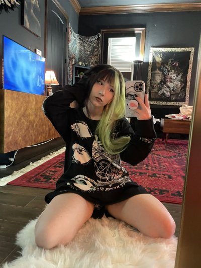 Watch Leah's leaked NSFW photo on TwXstars