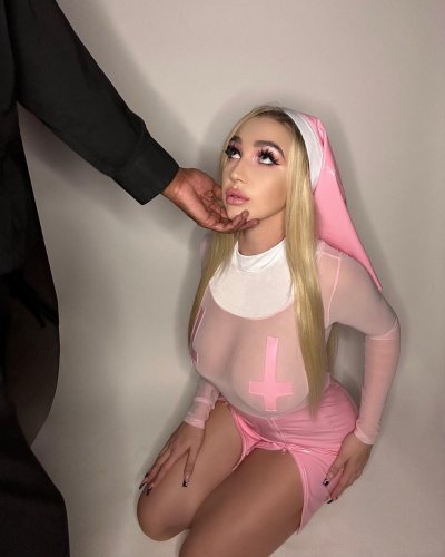 Watch Kendra Sunderland's leaked NSFW photo on TwXstars