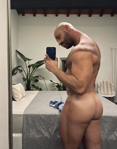 Watch Momo's leaked NSFW photo on TwXstars