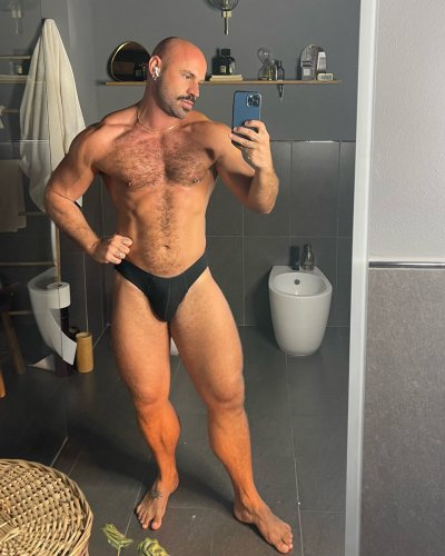 Watch Momo's leaked NSFW photo on TwXstars