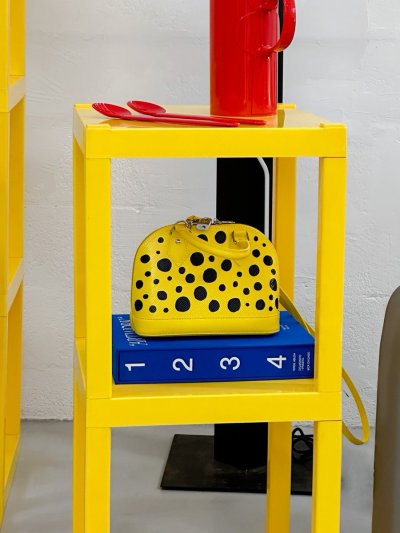 Watch Mia K.'s leaked NSFW photo on TwXstars