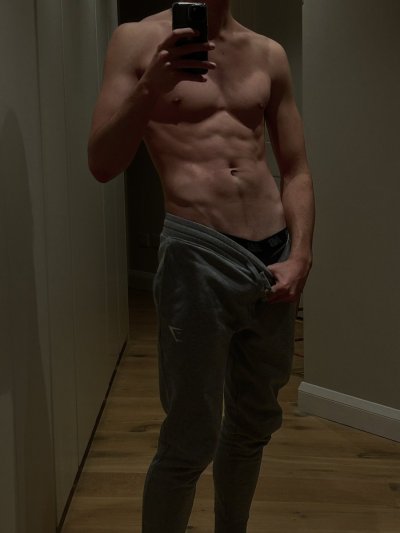 Watch Nick Bates's leaked NSFW photo on TwXstars