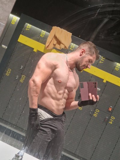 Watch Vlad Castle 82k's leaked NSFW photo on TwXstars