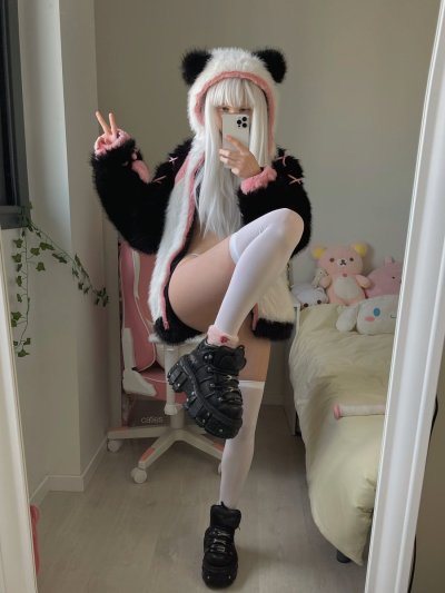 Watch Katie's leaked NSFW photo on TwXstars