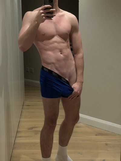 Watch Nick Bates's leaked NSFW photo on TwXstars