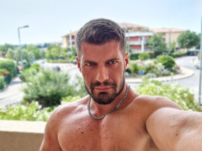 Watch Vlad Castle 82k's leaked NSFW photo on TwXstars