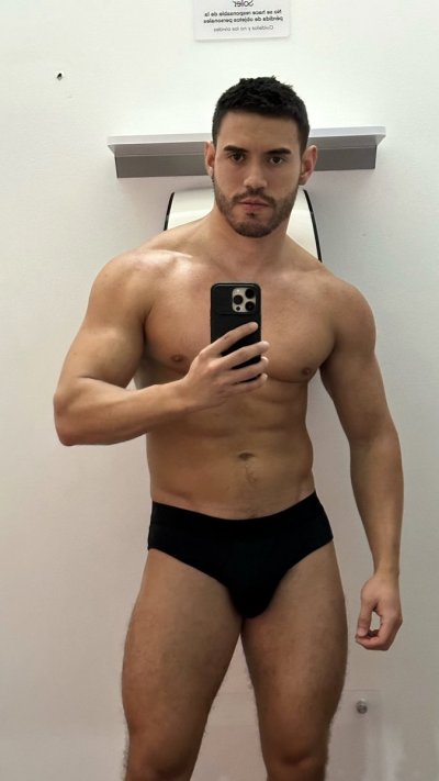 Watch Oliver Hunt's leaked NSFW photo on TwXstars