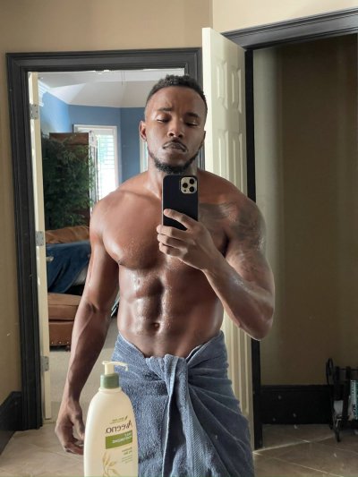 Watch Pheonix M. Fellington's leaked NSFW photo on TwXstars