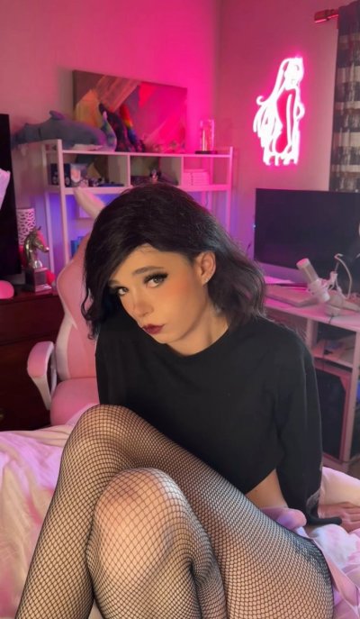 Watch Puppy Girl's leaked NSFW photo on TwXstars