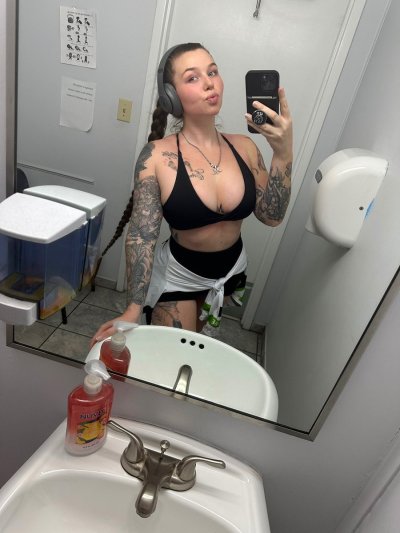 Watch BadassMommy's leaked NSFW photo on TwXstars