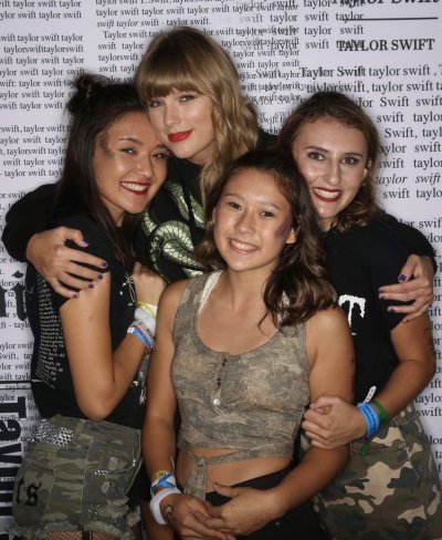 Watch emily 🩷🧡🩵💜's leaked NSFW photo on TwXstars