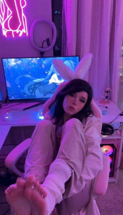 Watch Puppy Girl's leaked NSFW photo on TwXstars