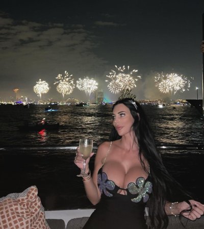 Watch Yvonne Bar's leaked NSFW photo on TwXstars