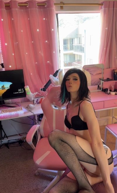 Watch Puppy Girl's leaked NSFW photo on TwXstars