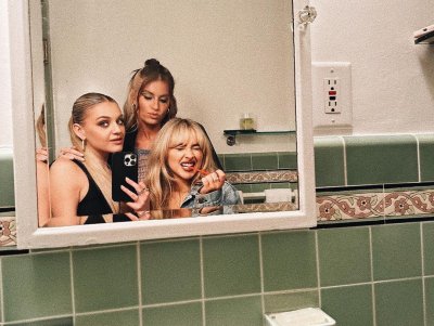 Watch emily 🩷🧡🩵💜's leaked NSFW photo on TwXstars