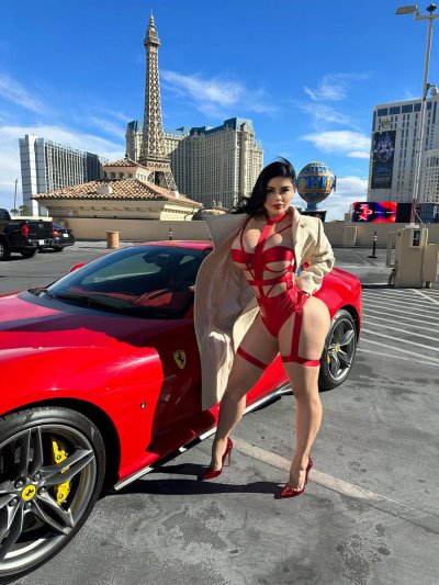 Watch VianeyFrias's leaked NSFW photo on TwXstars