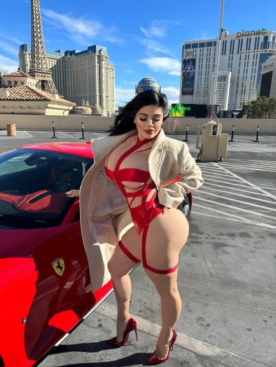 Watch VianeyFrias's leaked NSFW photo on TwXstars