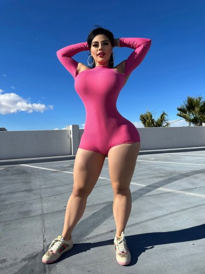 Watch VianeyFrias's leaked NSFW photo on TwXstars