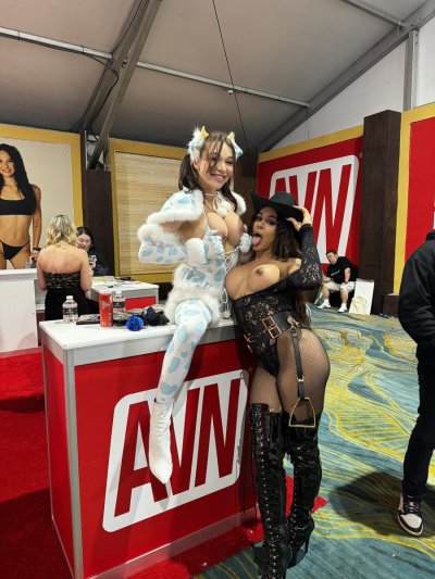 Watch Eva Maxim's leaked NSFW photo on TwXstars