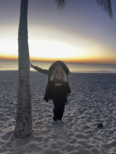 Watch NurseGwennie1977's leaked NSFW photo on TwXstars