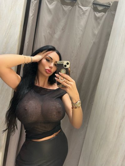 Watch Yvonne Bar's leaked NSFW photo on TwXstars