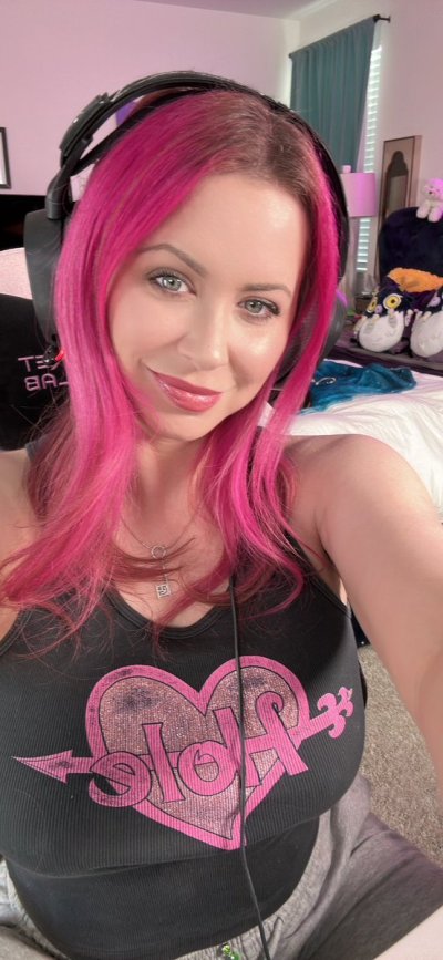 Watch Emi Addison's leaked NSFW photo on TwXstars