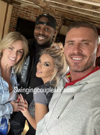 Watch SwingingCouple's leaked NSFW photo on TwXstars