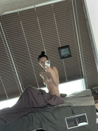 Watch Leona Mia's leaked NSFW photo on TwXstars