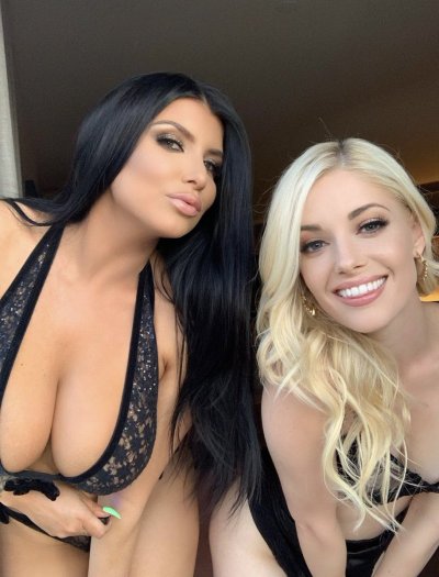 Watch Charlotte Stokely 🐝's leaked NSFW photo on TwXstars