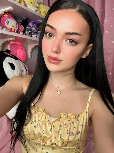 Watch Winnie Lovebelle 🦋's leaked NSFW photo on TwXstars