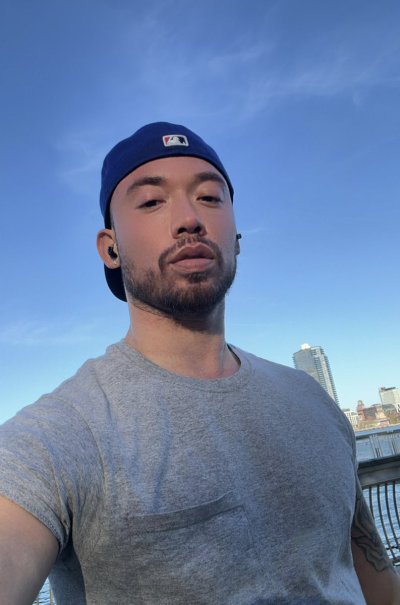 Watch Brian Nieh's leaked NSFW photo on TwXstars