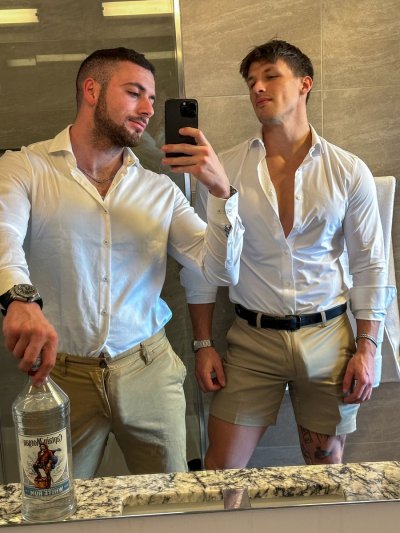 Watch Zac's leaked NSFW photo on TwXstars