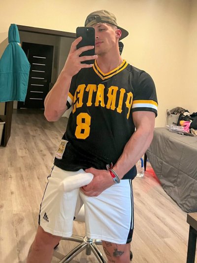 Watch Zac's leaked NSFW photo on TwXstars