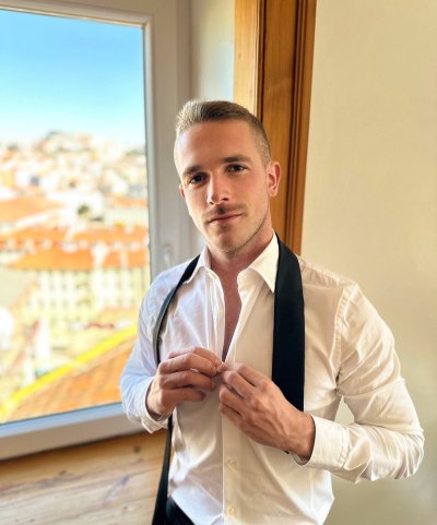 Watch Apolo Adrii's leaked NSFW photo on TwXstars