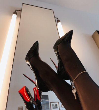 Watch Mistress Alessa's leaked NSFW photo on TwXstars