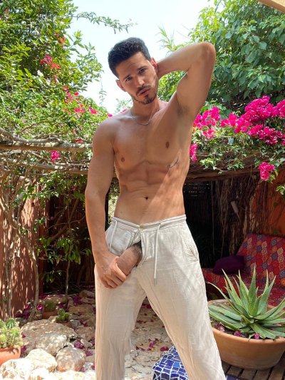 Watch Hunk Marc's leaked NSFW photo on TwXstars