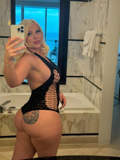Watch Becky Crocker's leaked NSFW photo on TwXstars