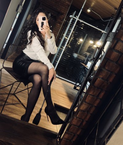 Watch Mistress Alessa's leaked NSFW photo on TwXstars