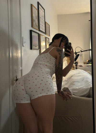 Watch SIMONE's leaked NSFW photo on TwXstars