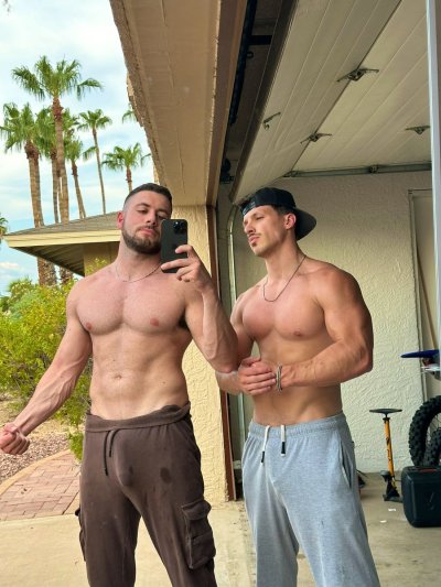 Watch Zac's leaked NSFW photo on TwXstars